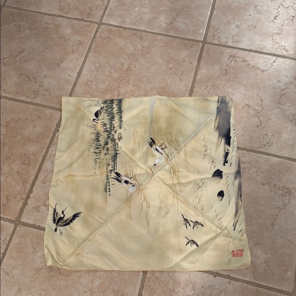 Vintage Japanese cream scarf with birds on it - Picture 3 of 8